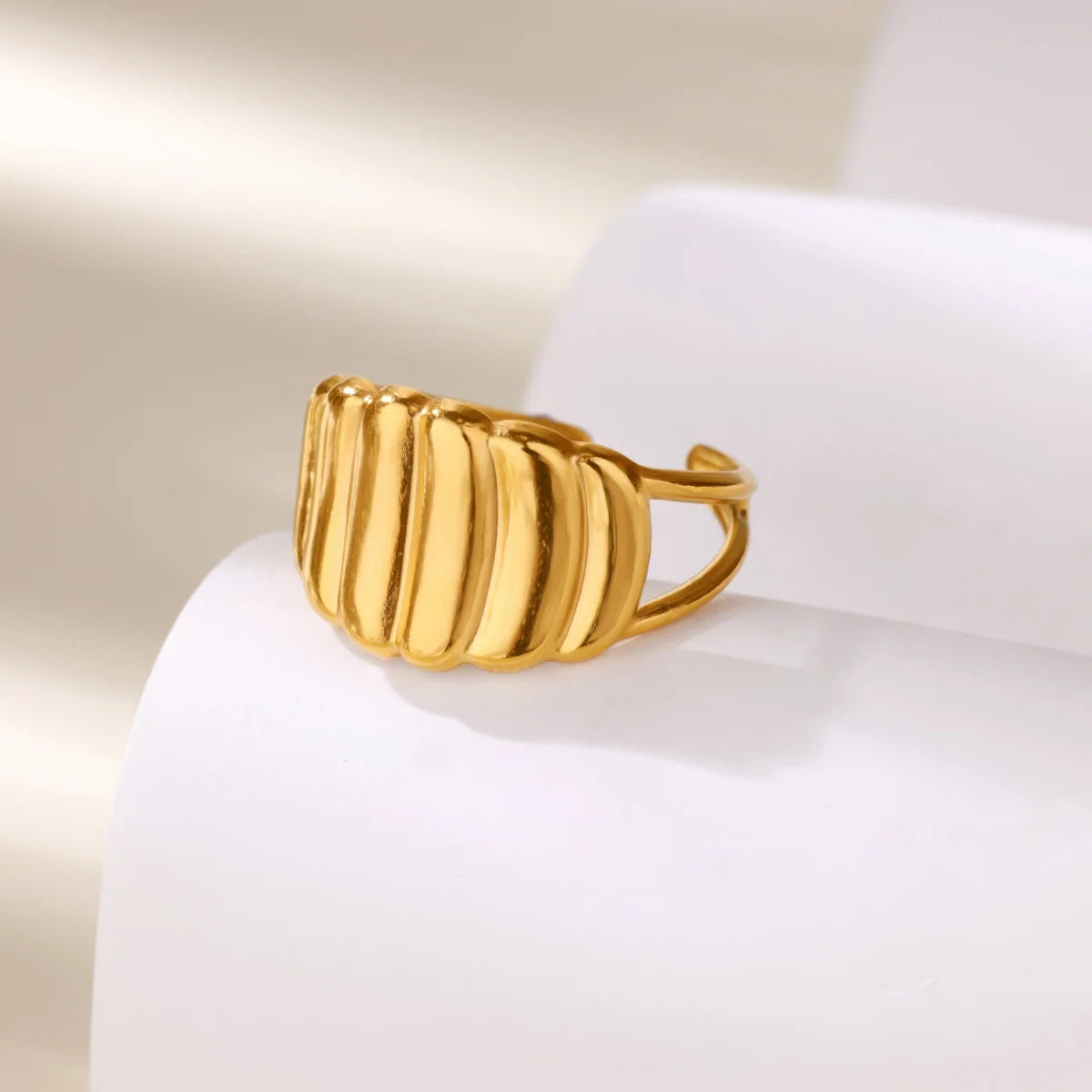 Bagues à fleurs délicates en acier inoxydable pour femmes, couleur or, à la mode, élégantes, polyvalentes, larges, bijoux à usage quotidien